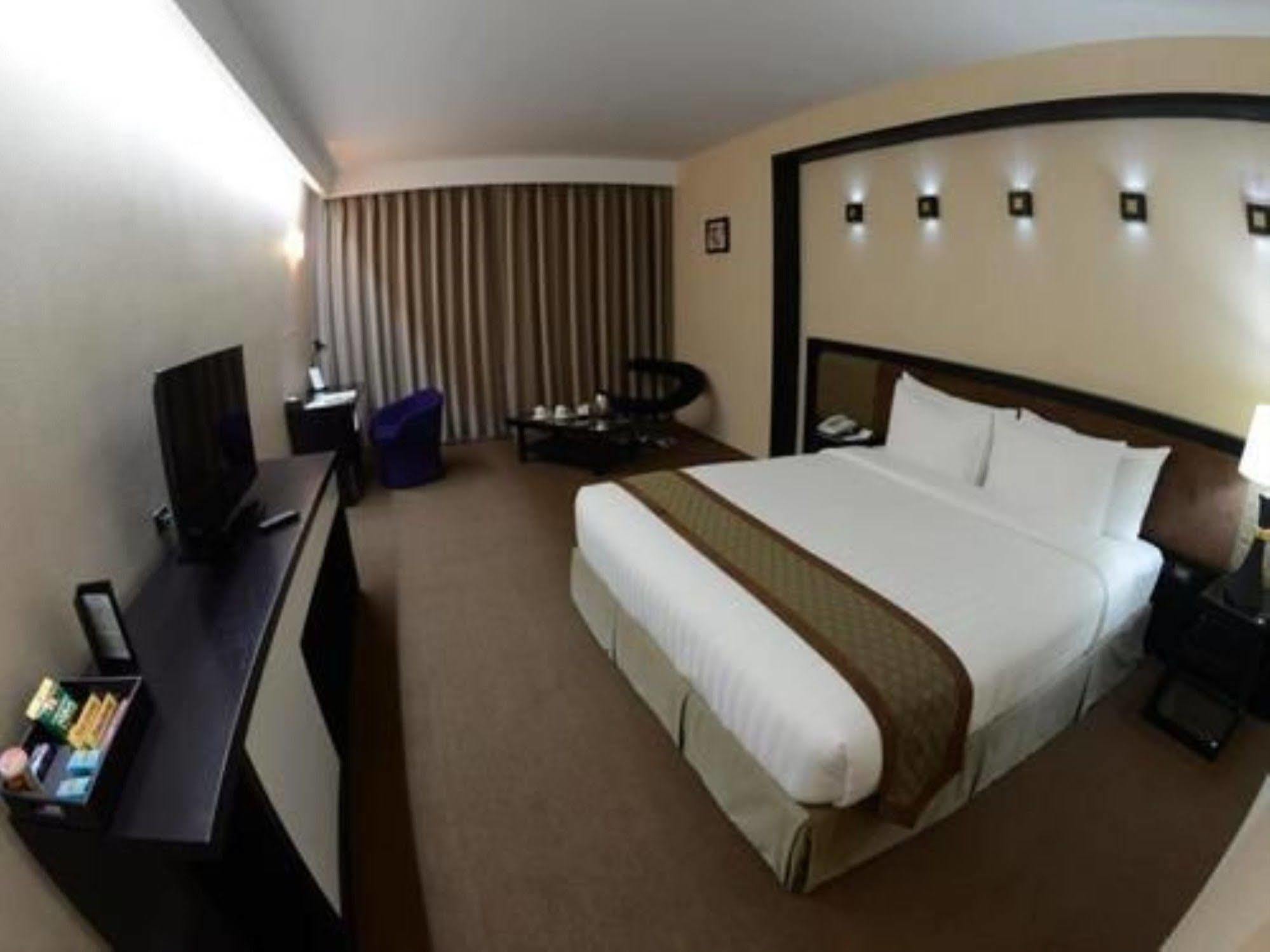 Avenue 64 Hotel Yangon Exteriör bild